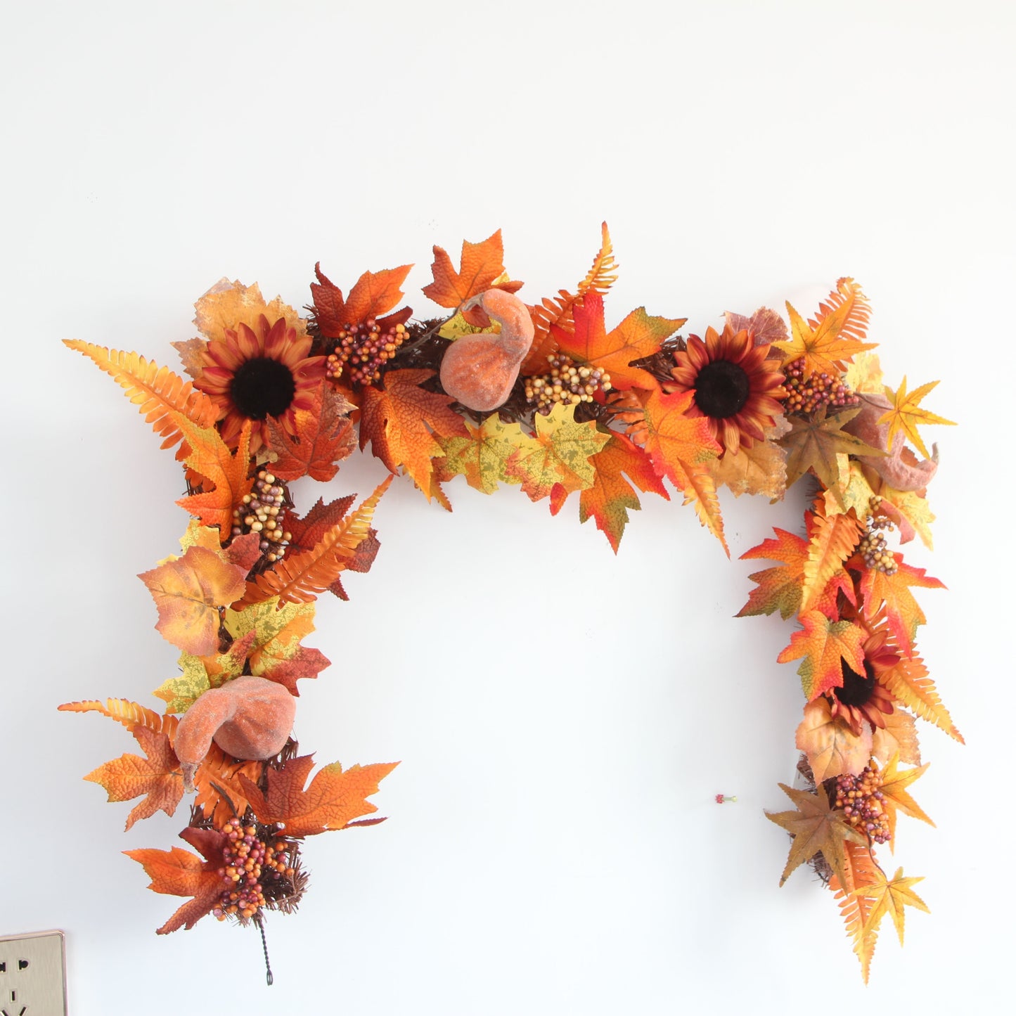 Autumn Harvest Festival Garland with Sunflowers, Pumpkins, and Maple Leaves - Classic Style, Metal & Plastic, Unlit, No Electricity Required, Feather-Free, Home Decor for Thanksgiving & Halloween Parties